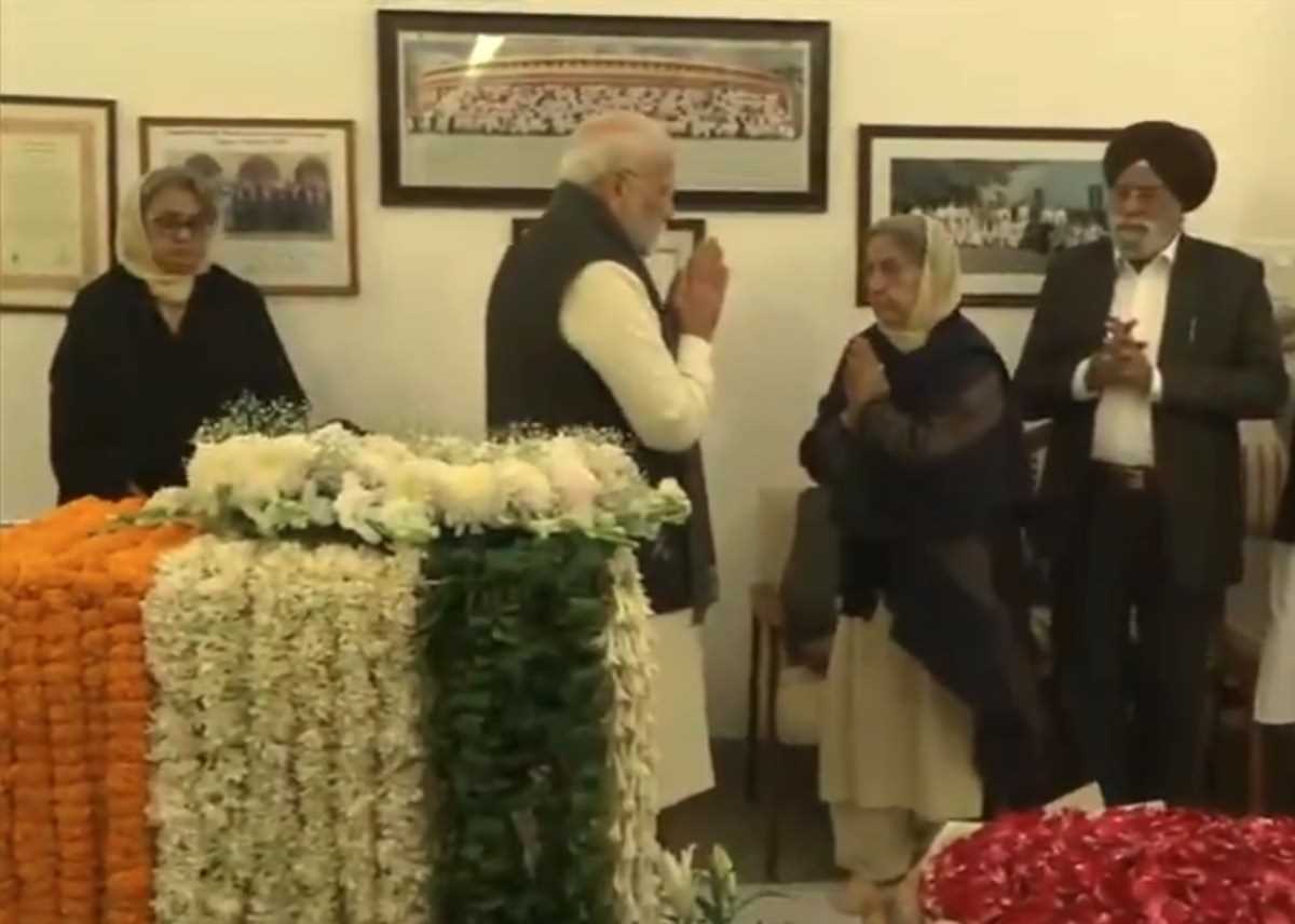 पीएम मोदी, गृह मंत्री अमित शाह ने पूर्व पीएम के आवास पहुंच श्रद्धांजलि अर्पित की पीएम मोदी, गृह मंत्री अमित शाह ने पूर्व पीएम के आवास पहुंच श्रद्धांजलि अर्पित की